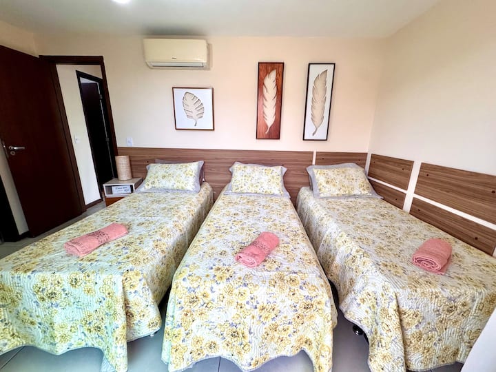 Kjo dhomë është një suitë. Ka tre krevate me kuti që mund t 'i montojmë në një krevat dopio (me dy krevate) dhe një krevat tek. Nëse ka 8 vizitorë, ndajmë dhe akomodojmë 4 vizitorë në çdo dhomë.
