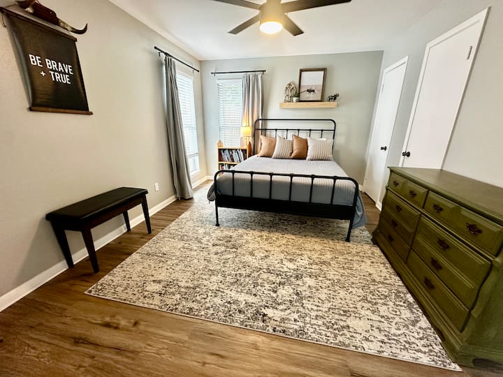 غرفة نوم للضيوف بسرير بحجم كبير