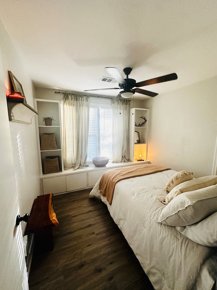 غرفة نوم للضيوف مع بيكس كامل