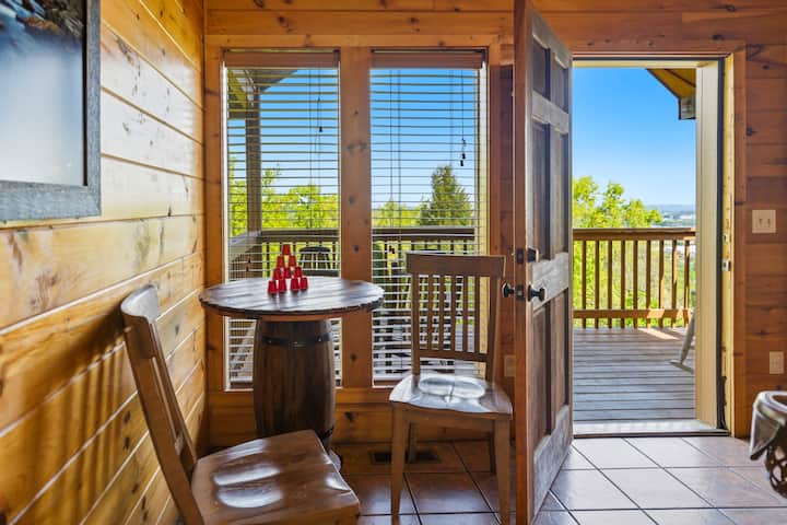 Cabin With Hot Tub And Views In Pigeon Forge - Pigeon Forge, TN