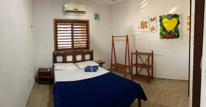 ️ Slaapkamer 2 (Suite) - 1 tweepersoonsbed + 1 *extra* eenpersoonsbed. Omgeving met airconditioning.