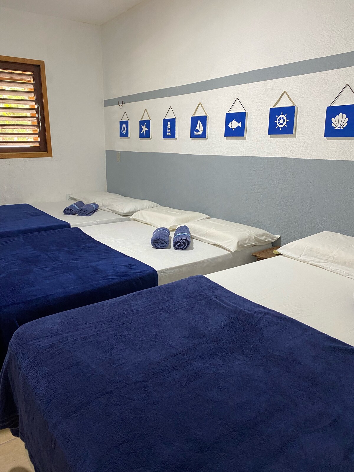 Spálňa 4 – vybavená 3 manželskými lôžkami. Klimatizované prostredie.