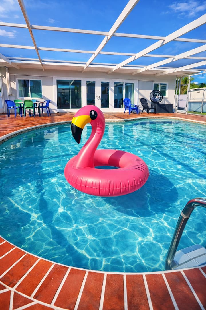 Paradise Palms Beach House With Heated Pool - Largo, FL