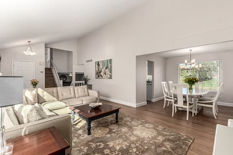 Willow Creek Wonder!
2 king, 2 queen bd+3 full ba