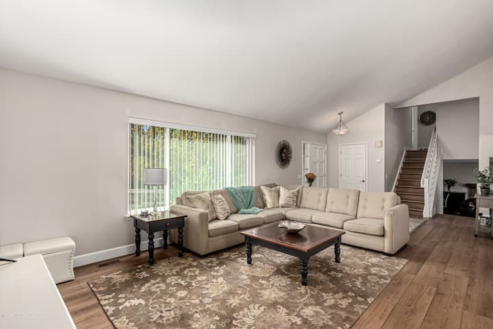 Willow Creek Wonder! 
2 King, 2 Queen Bd+3 Full Ba - Centennial, CO