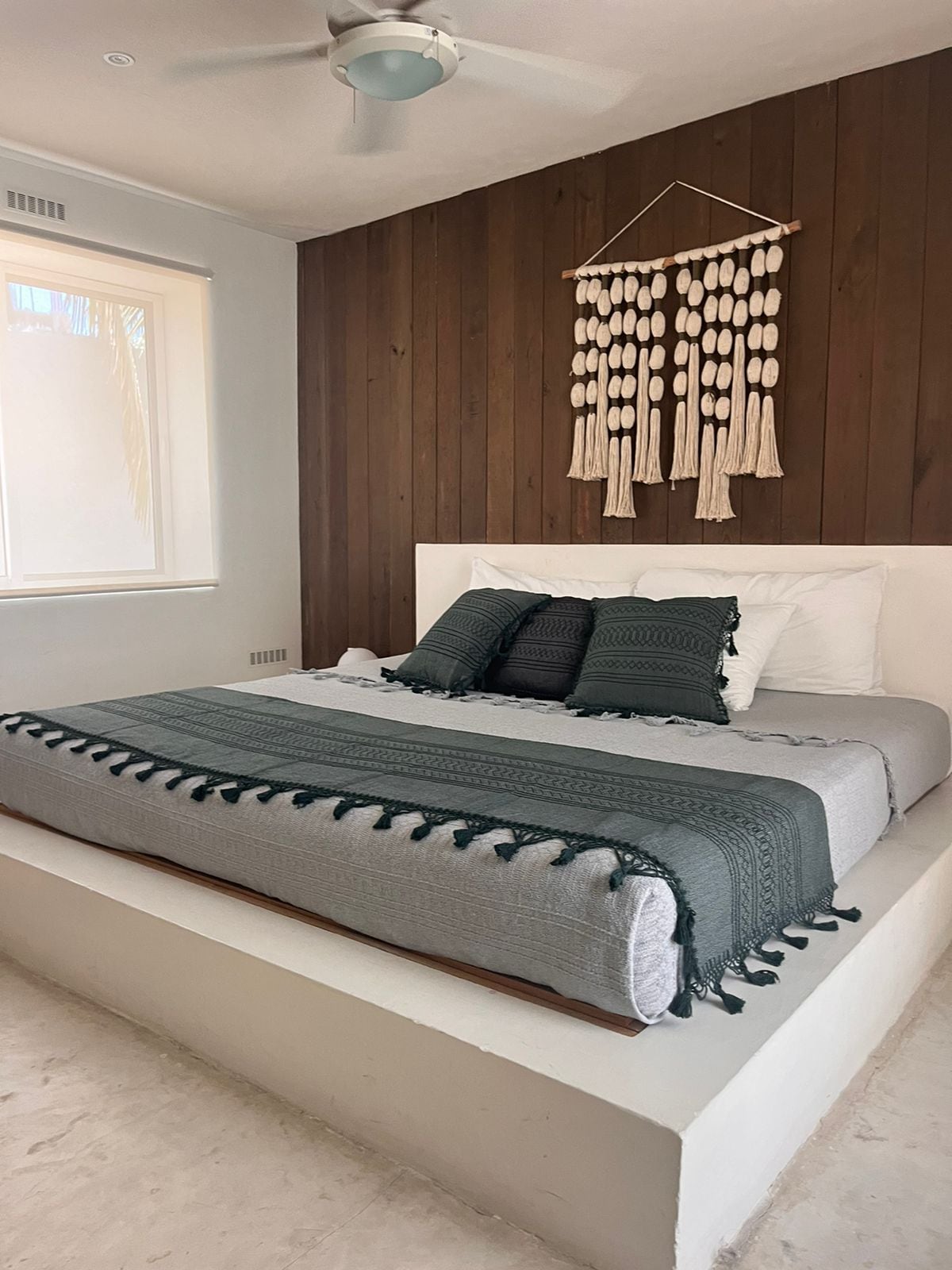 Dormitorio con acceso directo al jardín, ideal para despertar con luz natural y aire fresco. Su diseño boho-minimalista combina madera y tonos suaves que invitan al descanso y la conexión con la naturaleza.