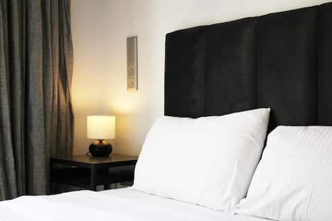 Top Airbnb: ARIS Premium- New bright premium suite in ΦΩΚΙΩΝΟΣ ΝΕΓΡΗ