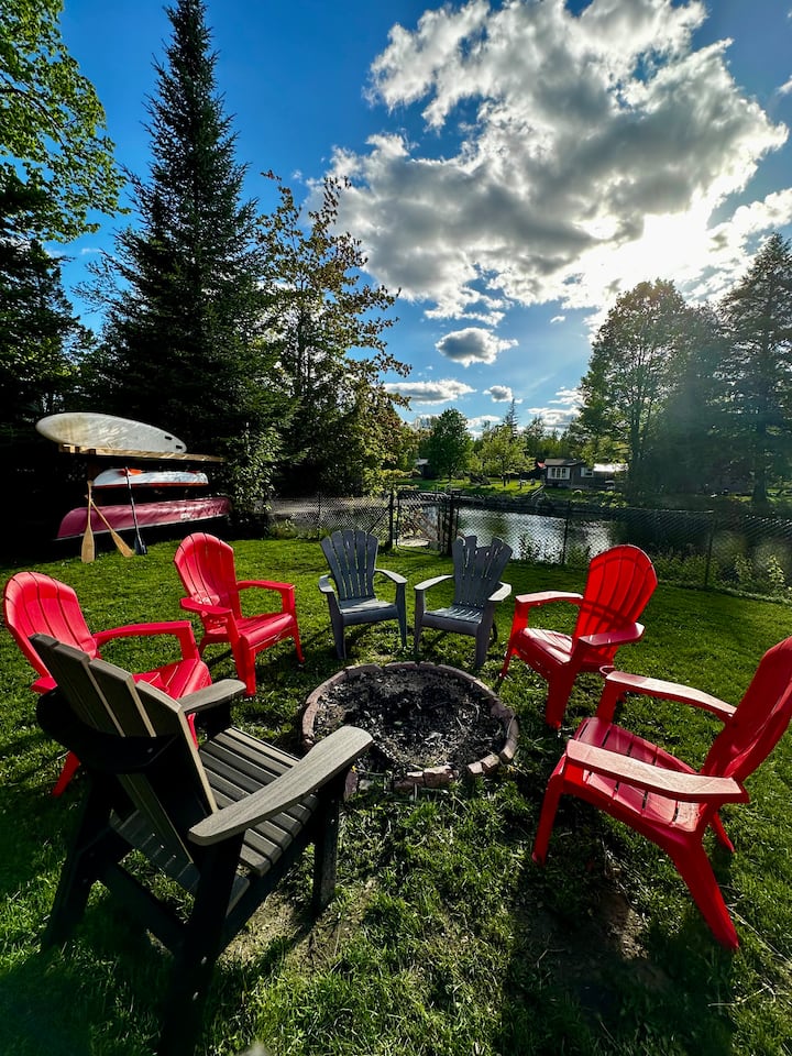 Waterfront Kawarthas Cottage|hot Tub, Sleeps 10+ - Fenelon Falls