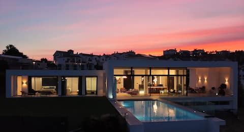 Luxury Villa walk to beach, with gym & ping pong