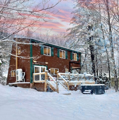COZY CUB CABIN Brookside | Hot Tub & Fireplace