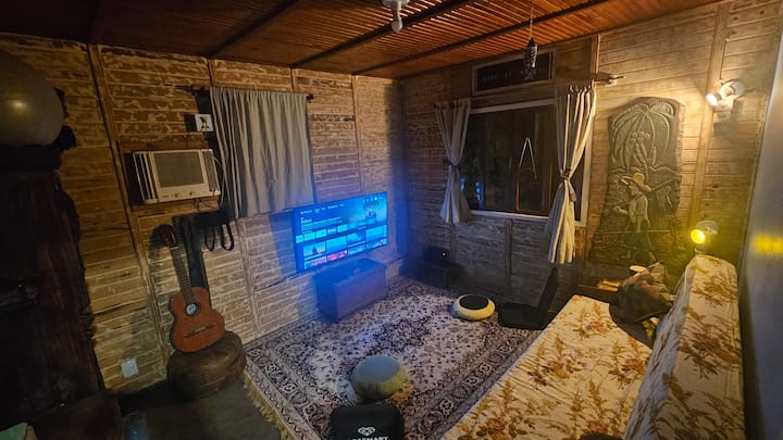 ხალიჩის ქვეშ არის ტრენინგისა და აქტივობებისთვის განკუთვნილი ლეიბი. 