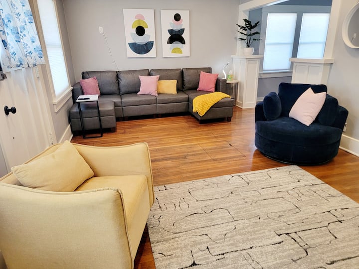 Gorgeous 2-bedroom In The Heart Of Tucson's Historic West University Neighborhood. Walk Or Ride The Modern Streetcar To Uofa, 4th Ave, And Downtown. Newly Renovated With Central Air And High Speed Internet. Clean And Comfortable. - Tucson, AZ