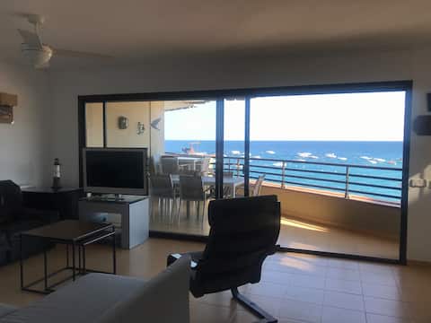 Top performing Airbnb: Apartment overlooking the beach in Tossa De Mar