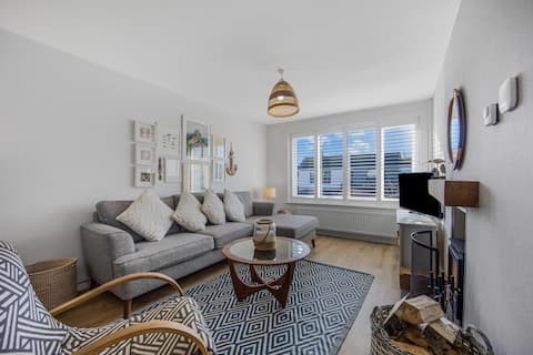 Bright Airy Bungalow | Cosy w/ Wood Burner