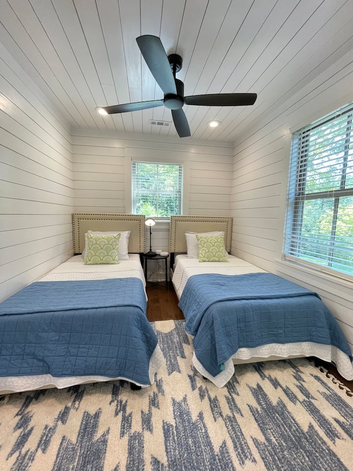 Спалната соба 2 има 2 двокреветни кревета и е совршена за 2 деца или 2 возрасни лица кои не сакаат да делат кревет! 