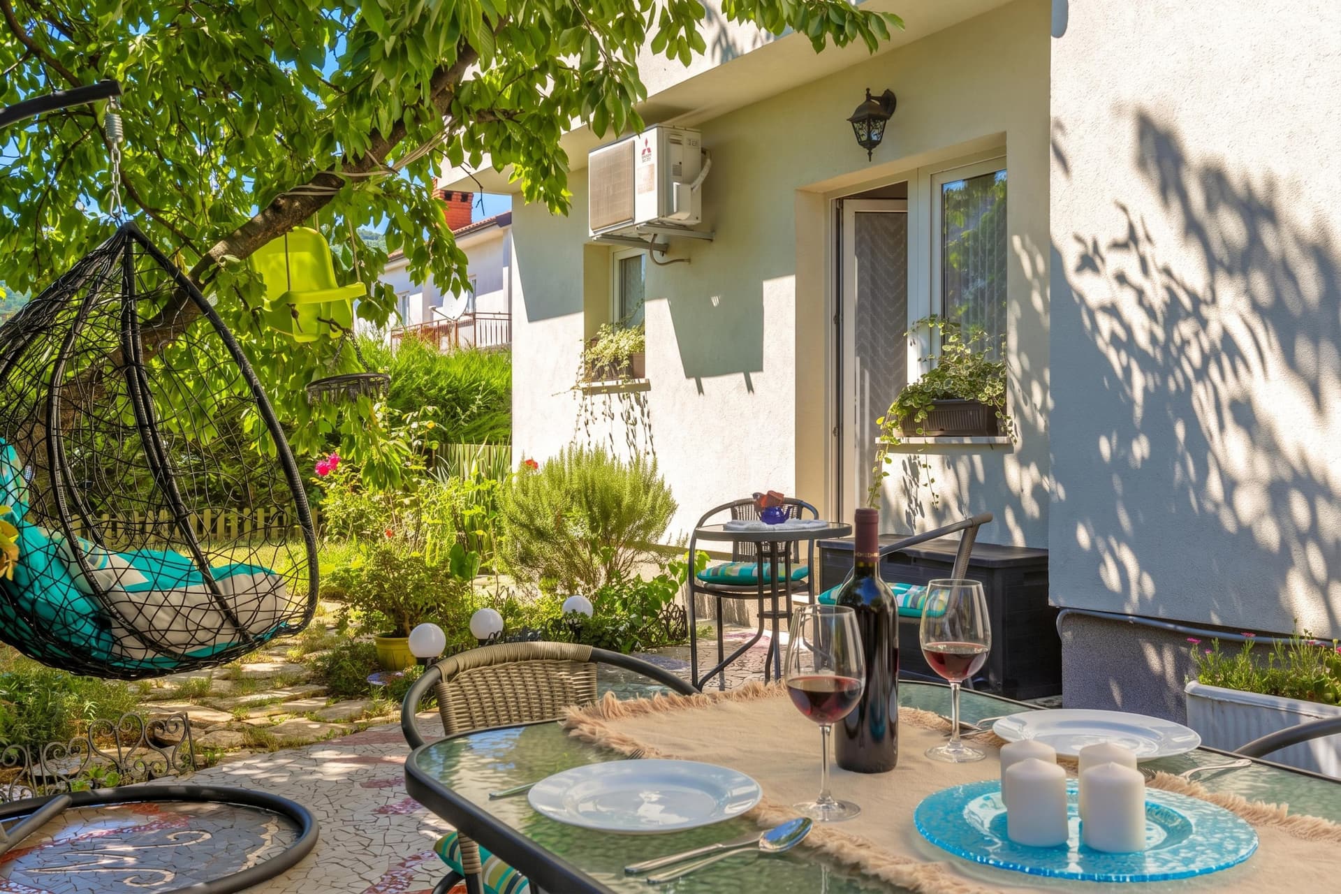 Cozy Home with Private Garden - Happy Rentals