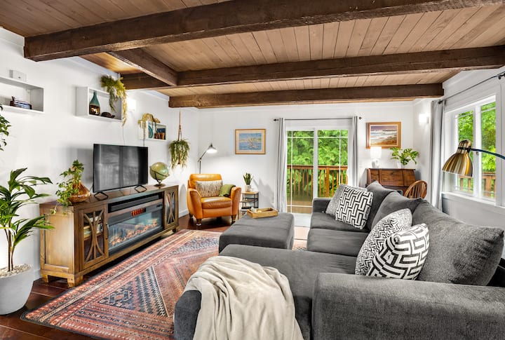 Family-friendly Cabin Retreat W/ Private Hot Tub - Shelton, WA