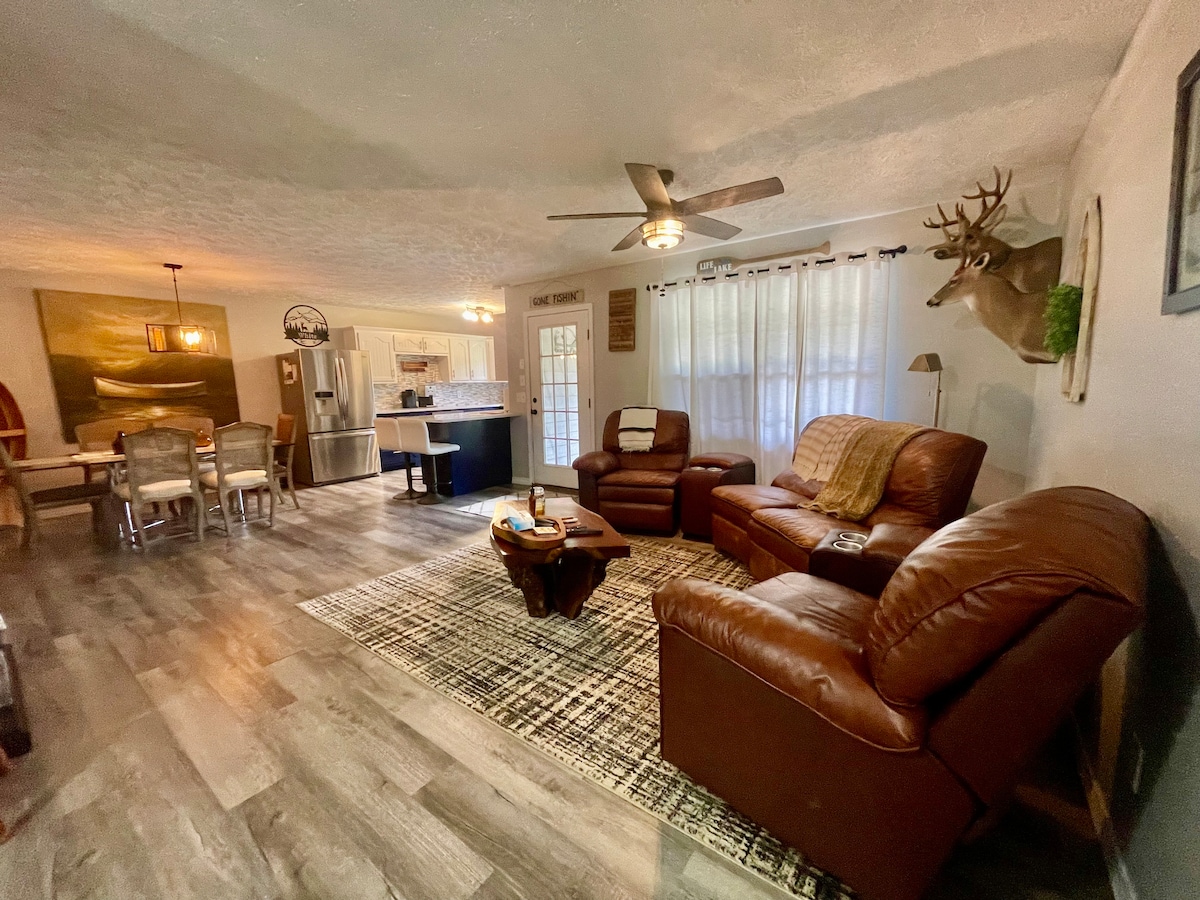 Lakefront Escape • HotTub • Game Room• Fenced Yard in Reeds Spring
