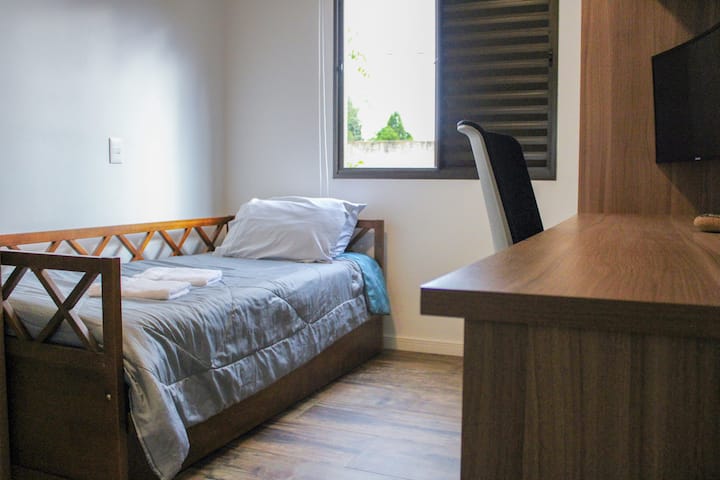 Dormitorio individual con cama secundaria