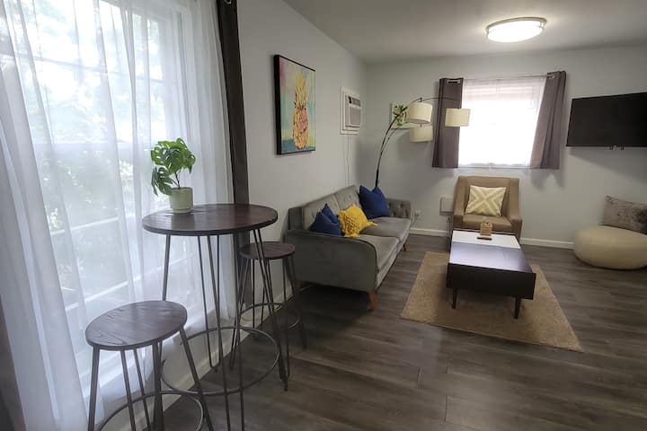 Quiet 1br Near Eat Street | Private Entrance - Marais poitevin