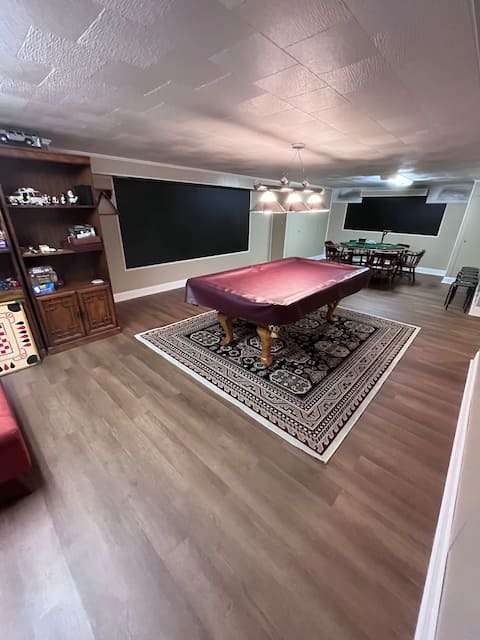 Gameroom and Entertainment Center! Pet Friendly