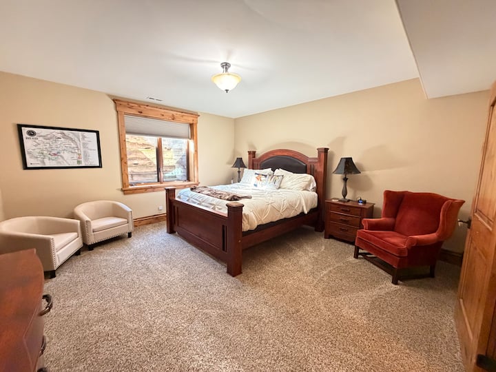 Spálňa 3 (manželská posteľ) na prízemí s priľahlou kúpeľňou (3). 