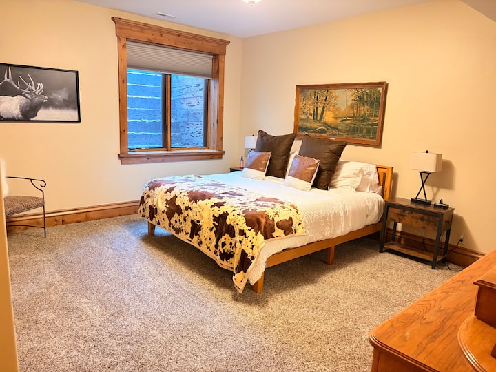 Spálňa s manželskou posteľou King (č. 2) na prízemí s veľkou vlastnou kúpeľňou a množstvom úložného priestoru!