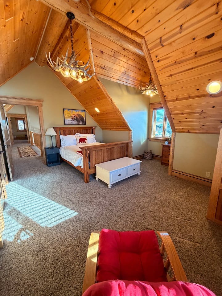 Spálňa 5 – 2. poschodie. Nastaviteľná manželská posteľ Queen. Výhľad na Grand Teton z okna spálne!