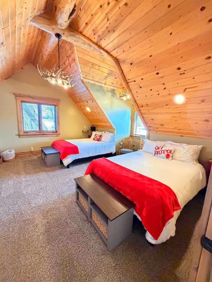 Spálňa 4 - 2. poschodie. 
Dve útulné manželské postele. Z okna spálne môžete vidieť Tetonské pohorie!