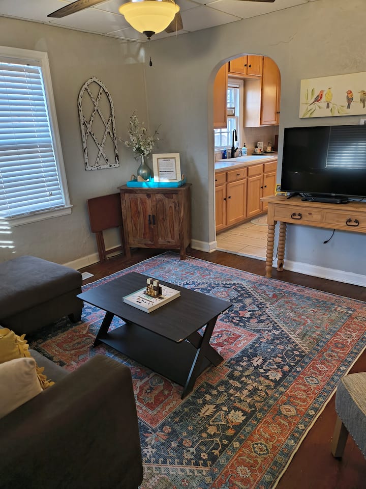 Cozy 2 Bed Brick Bungalow Mins From Downtown - Columbia, MO