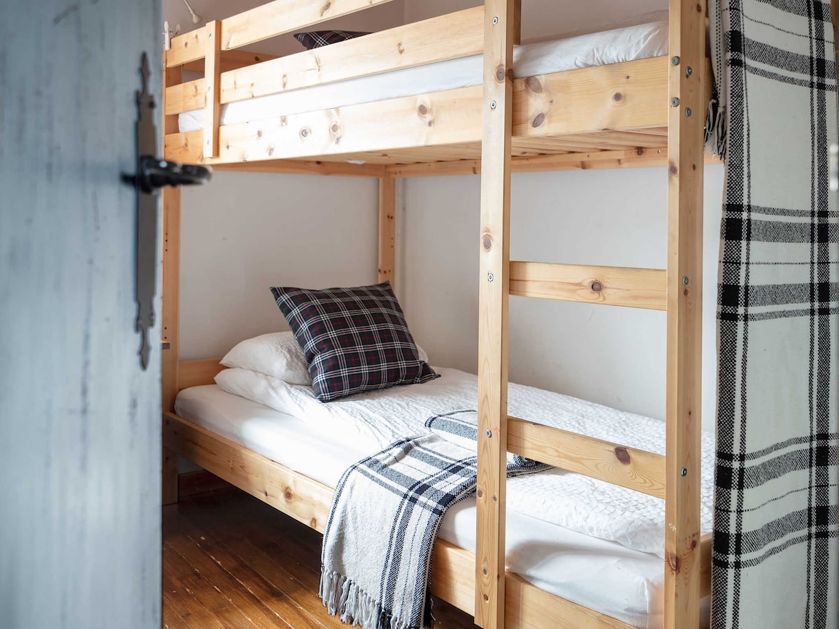 Soba s 1 krevetom na kat 90 x 200 cm i jednim dječjim krevetom 80 x 200 cm. 