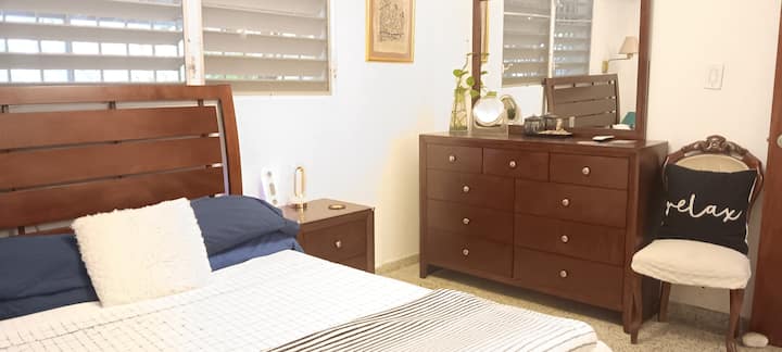 Habitación principal totalmente renovada con cama tamaño queen. Incluimos en el cajón un soplador de pelo. 