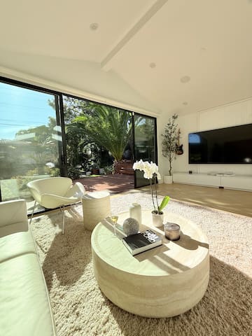 Luxurious and elegant house with tranquil backyard