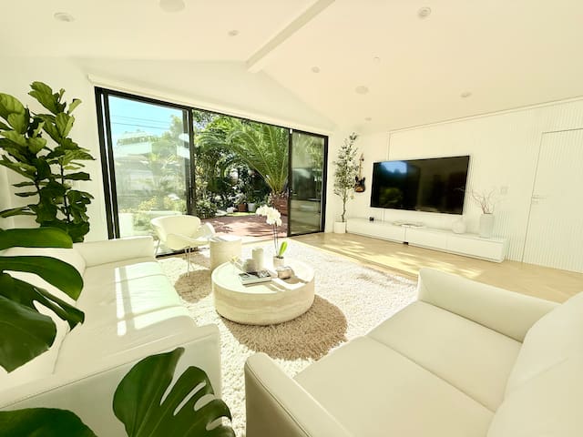 Luxurious and elegant house with tranquil backyard