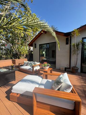 Luxurious and elegant house with tranquil backyard gallery image 5