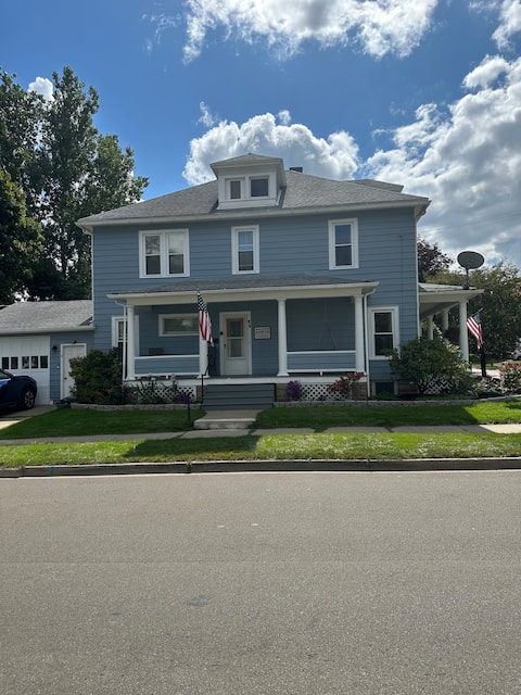 Cozy Westside 3 bedroom upper apartment