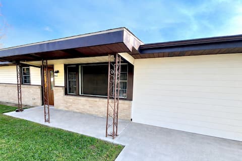 Main Street Home- Near Casinos, Downtown, Shopping
