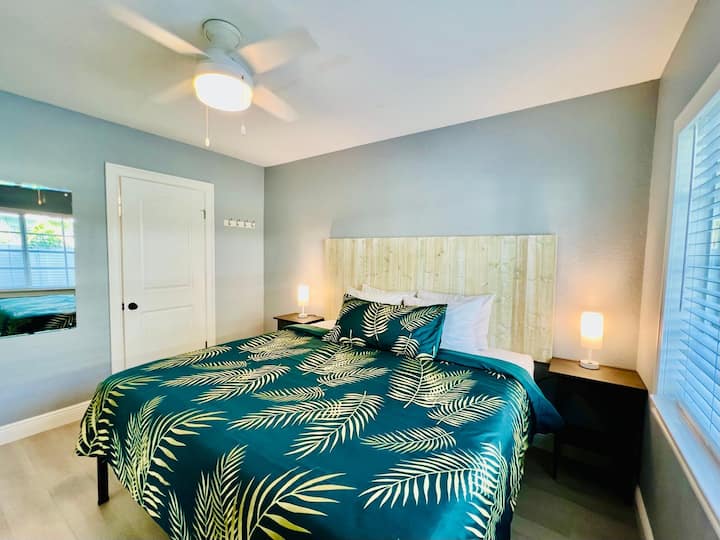 Cama tamaño king con colchón de espuma viscoelástica de gel de primera calidad.   Combinación de luz/ventilador con mesas auxiliares, luces y banco.  El vestidor pequeño y el armario deben proporcionar un amplio espacio de almacenamiento, además de mucho espacio debajo de la cama para el equipaje.