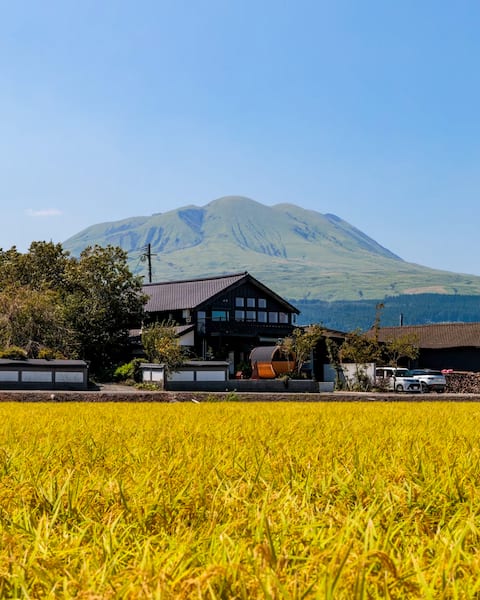 Overlooking the outer rim of Mt. Aso. A 150-year-old barn with a private sauna and Aso spring water 