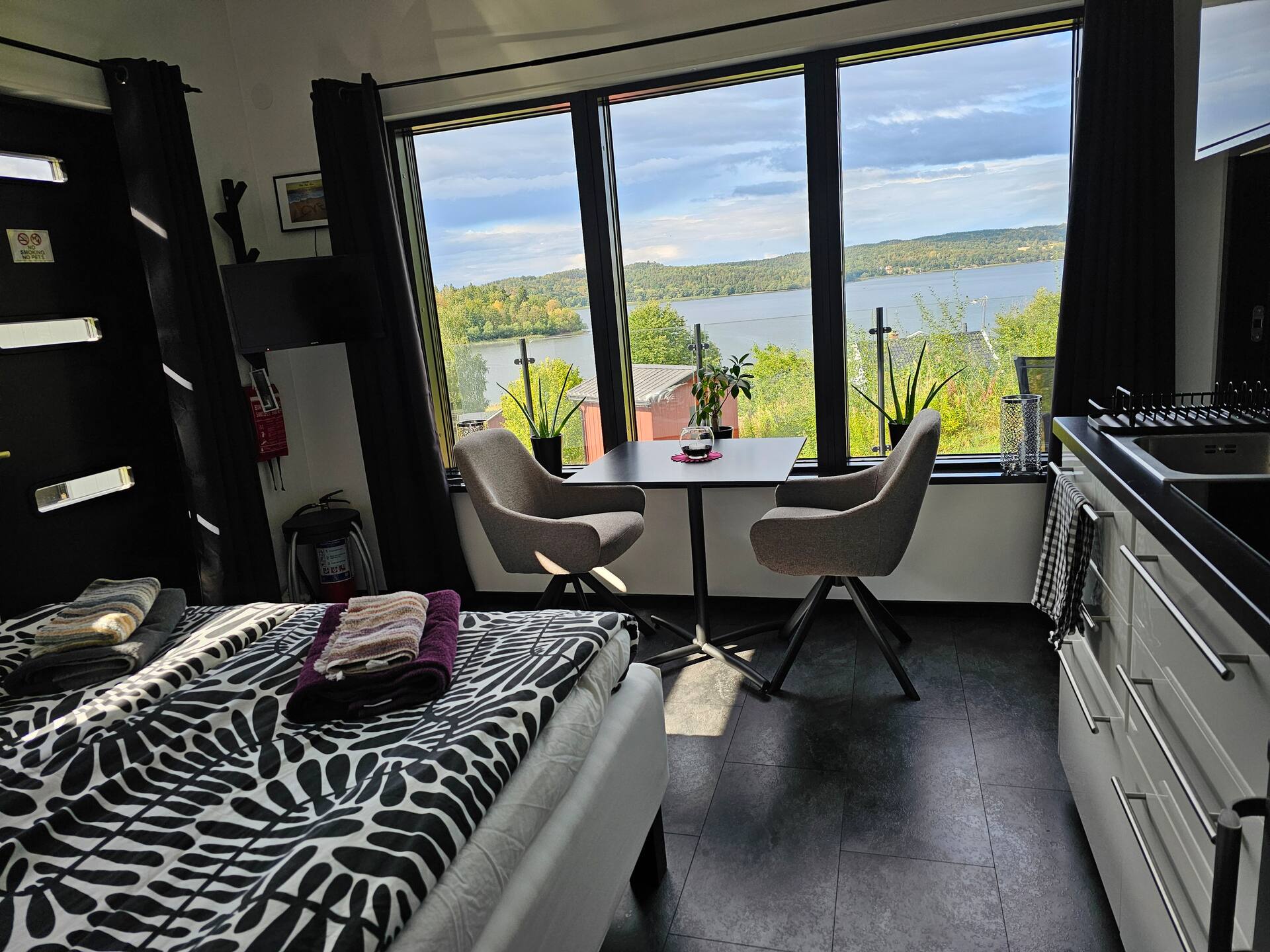 Guest house with lake view in Kaxholmen