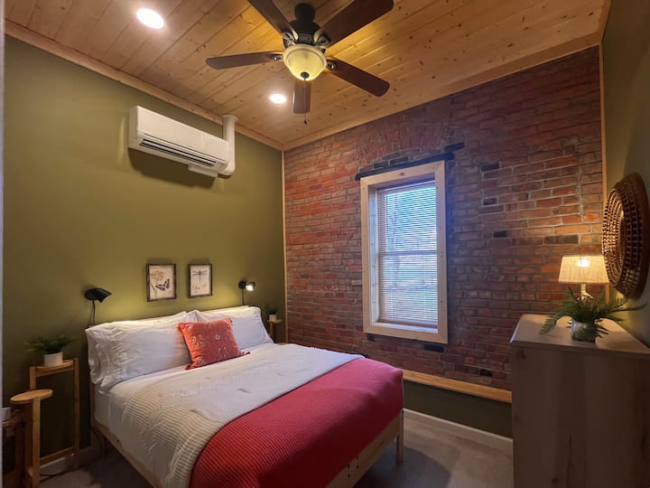 חדר שינה שני עם מיטה זוגית