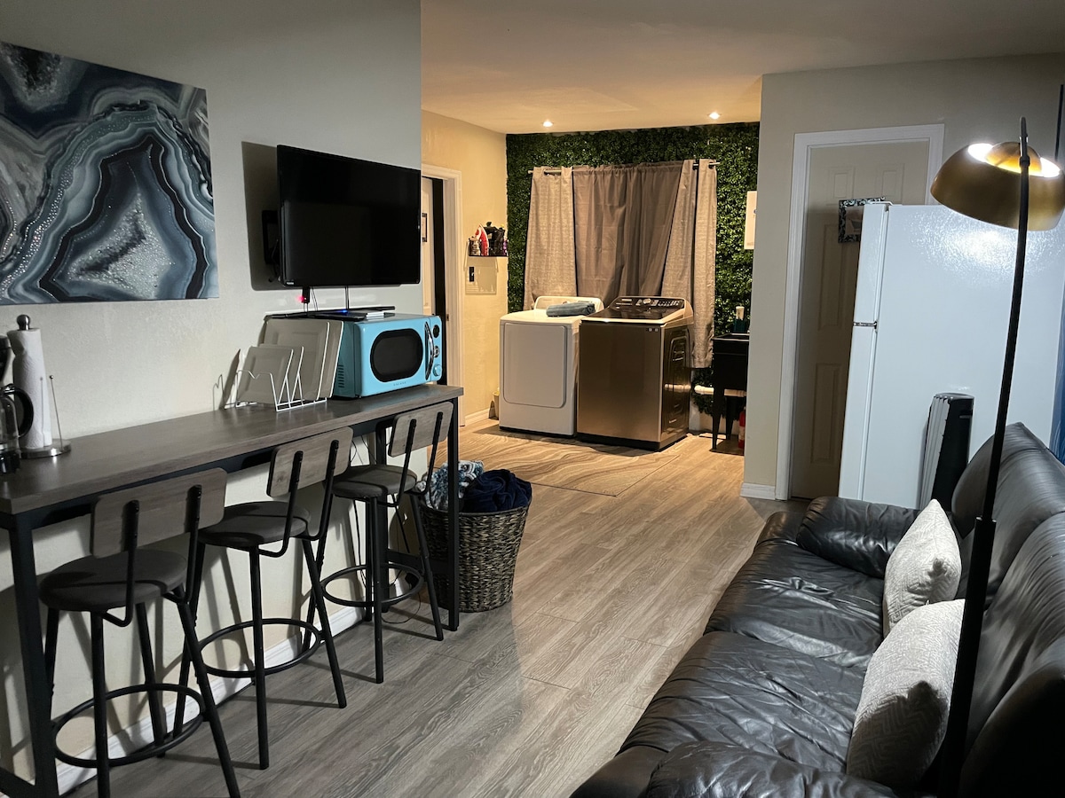 Popular Airbnb listing: Chic 1-Bedroom Retreat 7 min from Wynwood in Hadley Park