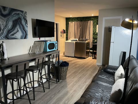 Popular Airbnb listing: Chic 1-Bedroom Retreat 7 min from Wynwood in Hadley Park