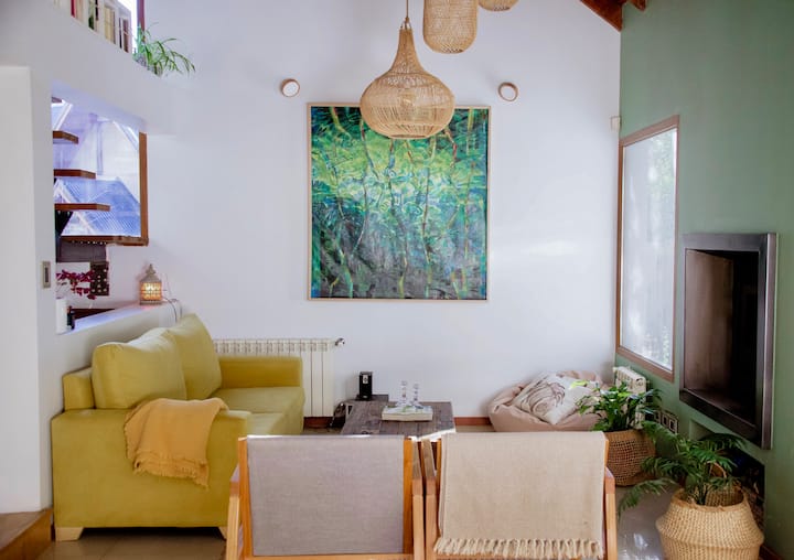 Კომფორტული მისაღები ოთახი, რომელიც ტყესა და ბუხარს გადაჰყურებს, იდეალურია დასასვენებლად.