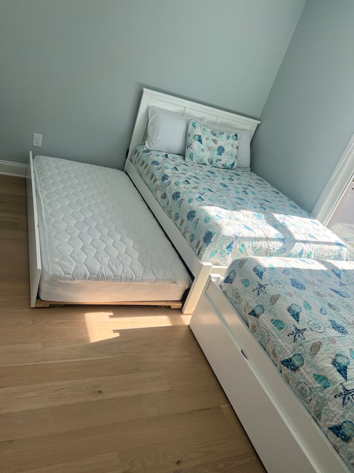 Оваа спална соба е одлична за мали деца или тинејџери! Има место за шест лица! Двајцата дополнителни кревета на извлекување се обични, тенки единечни душеци. 