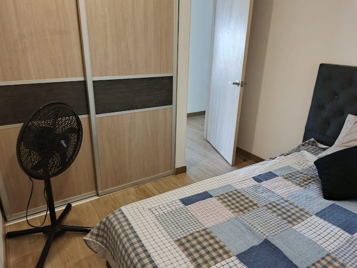 זה החדר הקטן ביותר, ללא גישה לחוץ. יש בו מיטה זוגית, ארון, שולחן עבודה ומאוורר.