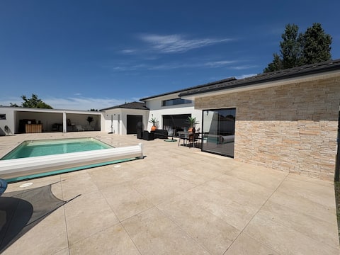 Modern house with garden, near Bordeaux