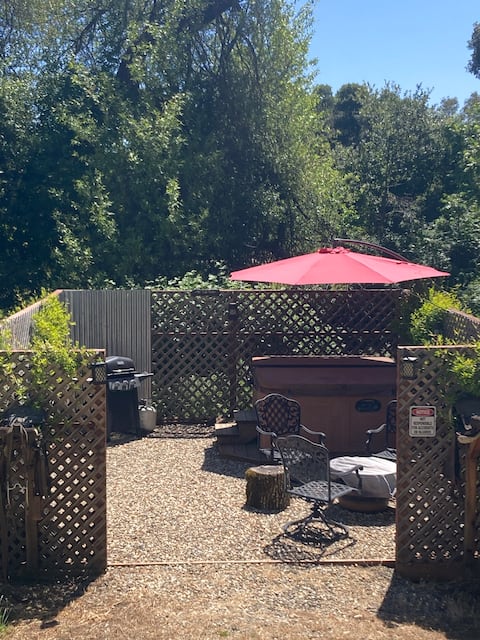 Secluded Private Retreat! Hot tub, Fire pit, Views