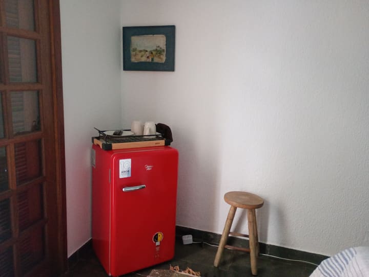 минибар,шолји ,чинии и прибор за јадење!