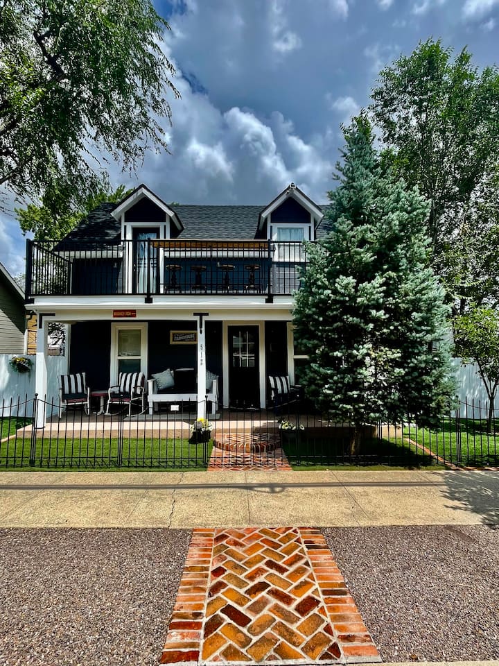 Darling Farmhouse Upstairs 1 Bedroom & Kitchenette Master Suite. Walk Downtown! - Prescott, AZ